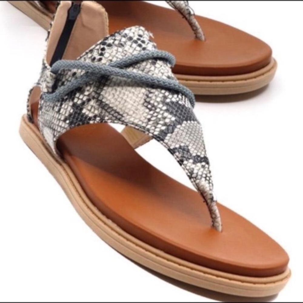 NIB Snakeskin gladiator style sandals w. Zipper on back. Flat bouncy comfy sole